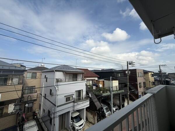 住戸は、地上5階建ての3階部分に位置しています。晴れた日には気持ちの良い青空が楽しめそうです。