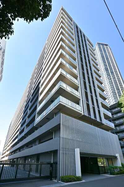 総戸数233戸の大規模マンションでございます。都営大江戸線「勝どき」駅徒歩圏内。