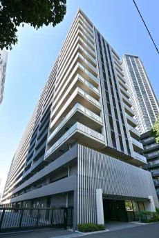 総戸数233戸の大規模マンションでございます。都営大江戸線「勝どき」駅徒歩圏内。