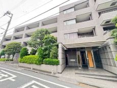 小田急線「代々木八幡」駅まで徒歩9分の立地。三菱地所分譲「パークハウス」シリーズマンションです。