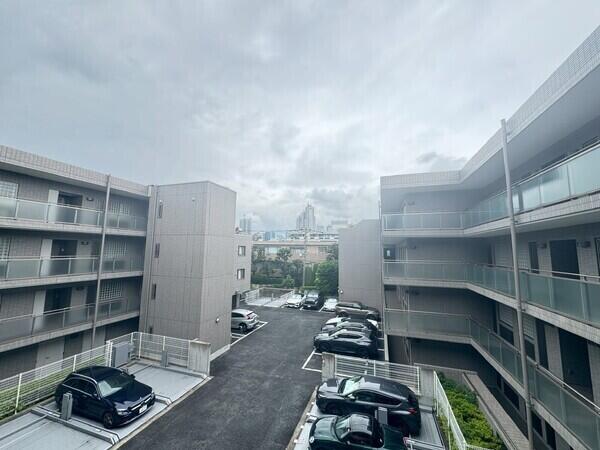 南西・北東の2面に備わったバルコニーに、各居室が面する住まい設計。2方向の異なる景色が楽しめます。