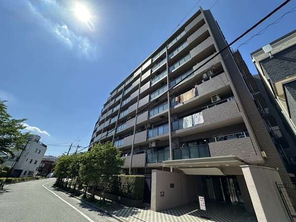 南向きバルコニーにLDKと和室が面した間取り。陽当り・通風良好で心地よく過ごせる住まいです。