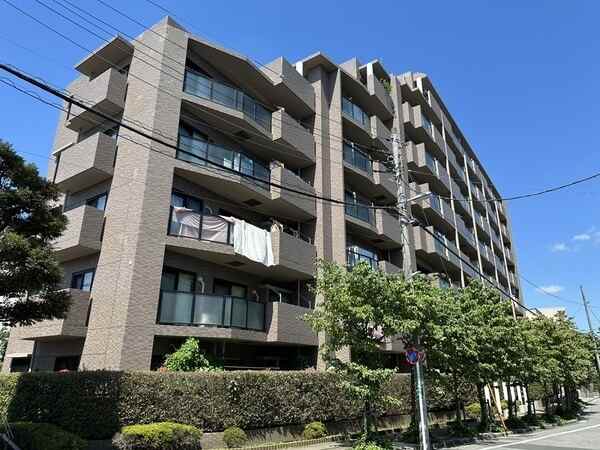 スーパーやコンビニ、学校など暮らしを支える生活施設が充実しており、子育て世帯にも嬉しい住環境です。