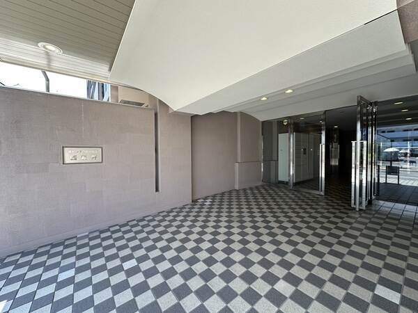 三菱地所コミュニティによる日勤管理が行われています。共用部は手入れが行き届き清潔に保たれています。