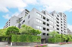 三菱地所他3社分譲、地上13階建ての4階部分。複数路線が乗り入れる「表参道」駅まで徒歩11分です。