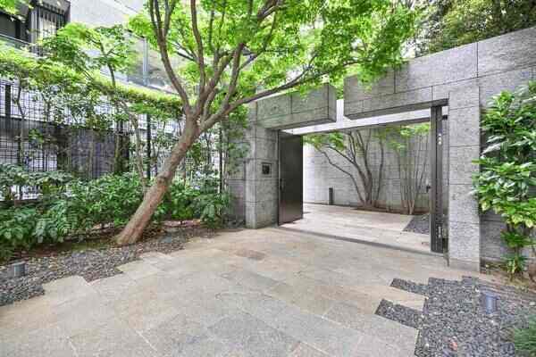 居住者を迎える、ゆとりある広さのエントランス。陽光が差し込み、植栽の緑が爽やかな印象です。