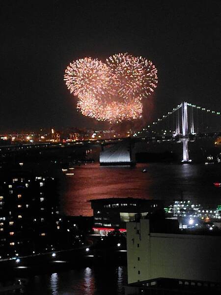 2026年5月にお台場海浜公園で開催された花火大会の様子でございます。
