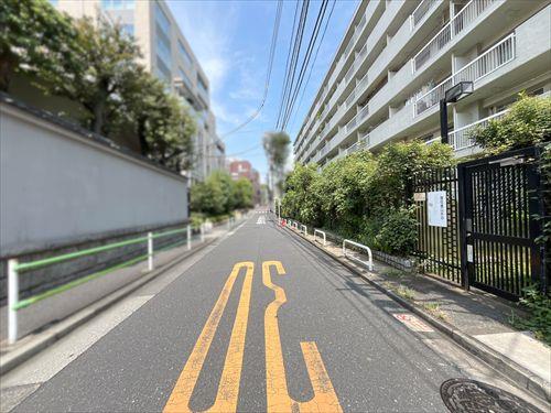 前面道路（２０２６年８月撮影）