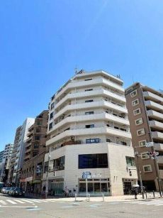 地上8階建てマンションの6階部分。JR中央線「武蔵小金井」駅まで徒歩4分、通勤・通学に便利な立地。