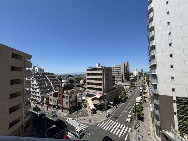 南西から北西に跨る引き回しバルコニーが設けられた、開放的な角住戸。陽当り・通風・眺望良好です。