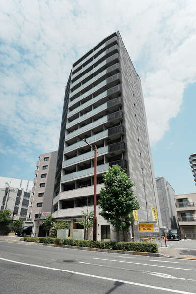 総戸数70戸　鉄筋コンクリート造14階建のマンションです。
