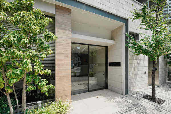 管理会社によって丁寧に管理がなされており、敷地周辺には美しく整えられた植栽が豊富に施されています。