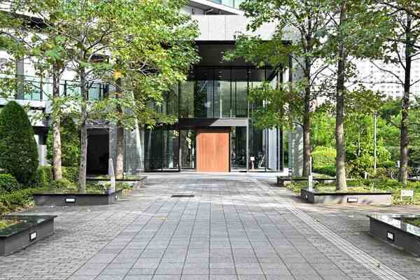 豊かな植栽に彩られたゆとりあるエントランスアプローチ。管理会社による日勤管理が行われています。
