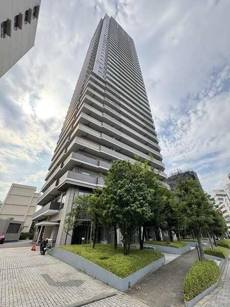 スカイビューラウンジや屋上庭園など共用施設が充実しています。便利なフロントサービス有り(一部有料)。