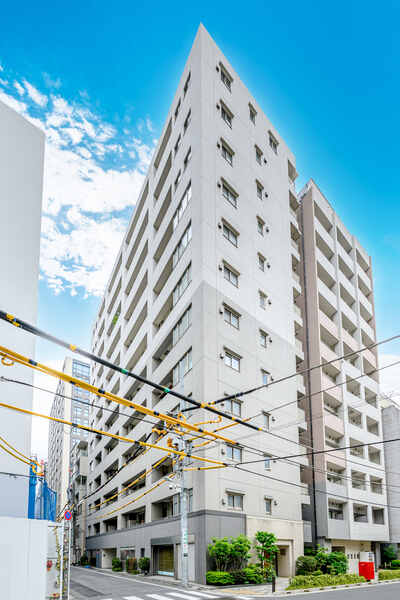 東京メトロ日比谷線「小伝馬町」駅徒歩2分など、複数路線が徒歩圏内の利便性の高いロケーションです。