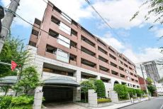 東京メトロ銀座線「青山一丁目」駅徒歩4分、千代田線「乃木坂」駅徒歩8分の立地。重厚感のある外観です。