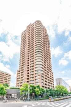 最寄り駅徒歩1分×3路線利用可能な好立地。地上31階地下2階建、総戸数192戸のタワーレジデンス。