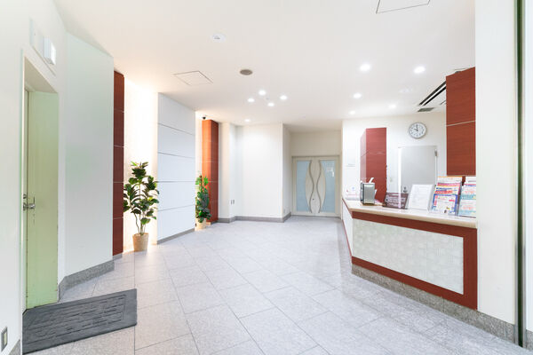 便利なフロントサービス有り。共用廊下は外気の影響を受けにくく一年を通して快適な内廊下仕様です。