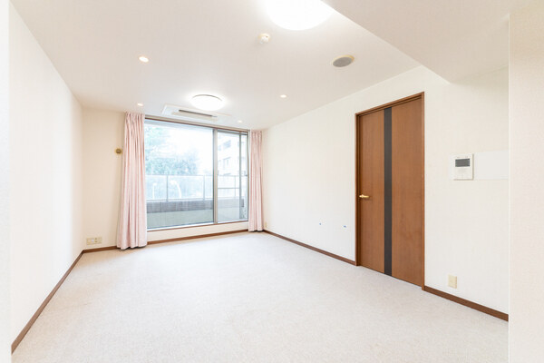 LDは約10.9帖、最高天井高2.5m超の開放的な住空間。天井カセット型エアコンが採用されています。