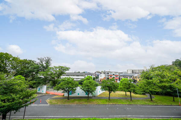 住戸は地上8階建ての3階部分に位置しています。前面に高い建物がなく、陽当り・通風・眺望良好です。