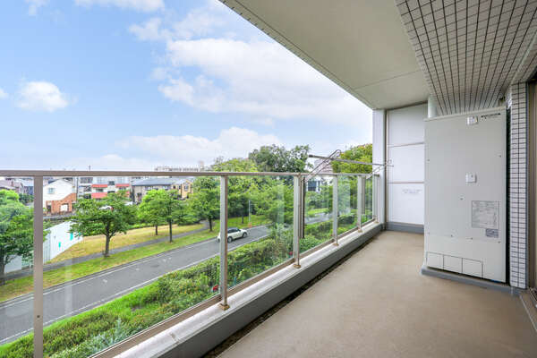 バルコニーの手すり壁には透明な素材が採用されているため、室内からも眺望をお楽しみいただけます。