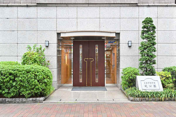 再開発が進む浜松町・田町エリアに立地。最寄駅までフラットアプローチにつき、通勤やお出かけに便利です。