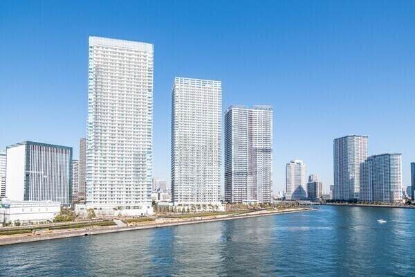 地上49階建・全861戸の大規模タワーマンション。多彩な共用施設と充実の防犯設備が備わっています。