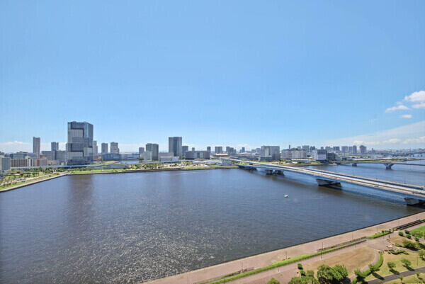 ゆったりとした南向きのバルコニーからは、眼前に晴海運河が広がる贅沢な景色を望めます(天候による)。