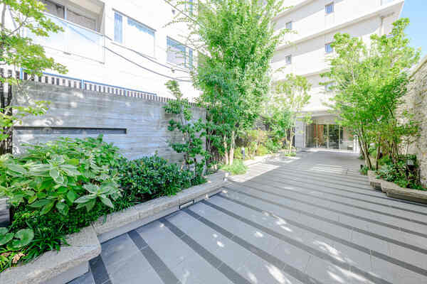 ゆったりとしたアプローチは、緑豊かな植栽で彩られています。防犯面に配慮されたオートロック付きです。