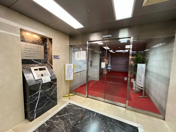 居住者を迎える、落ち着いた雰囲気のエントランス
