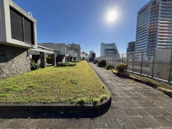 都心の空を身近に感じられる、開放感あふれる屋上