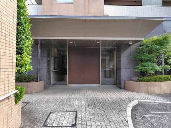 ■車と歩行者のアプローチを分離し、安全性を高めたエントランス。