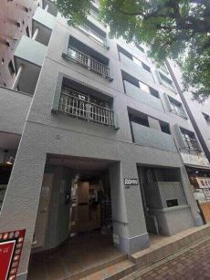 都営大江戸線「西新宿五丁目」駅まで徒歩4分バス停もあり、ライフスタイルに応じた使い分けができます。