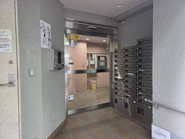 セキュリティ良好のオートロックシステム有、令和4年に大規模修繕・エントランス改装工事がされています。