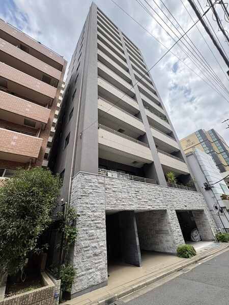 地上13階建ての最上階部分、南西向き角住戸です。上階からの足音などを気にせず生活できます。