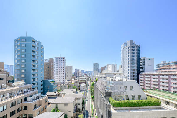 大規模再開発が進む品川エリアに立地。都心の街並みが広がり、晴天時には気持ちの良い青空が望めます。