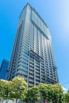 浜松町エリアに聳える大規模タワーマンション。JR山手線「浜松町」駅徒歩7分等、複数沿線利用可能です。