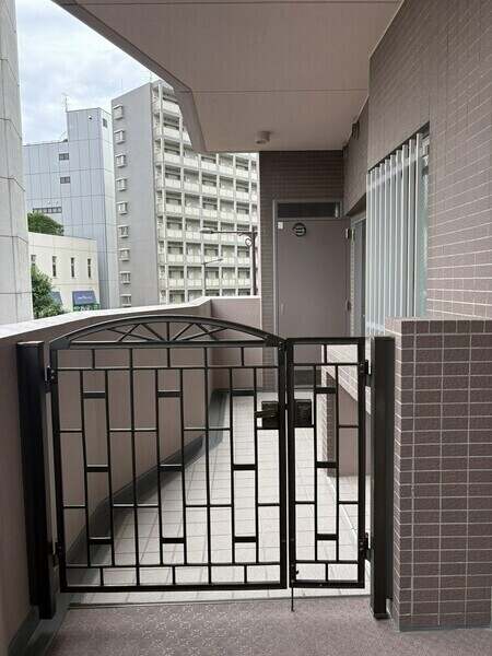 住戸の独立性を高める玄関ポーチがございます。玄関前にゆとりがあり、来客時も落ち着いて対応できます。