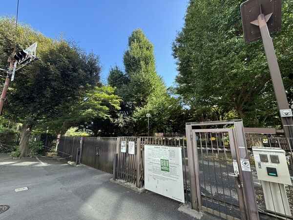 新宿御苑 旧大木戸門衛所／約300m