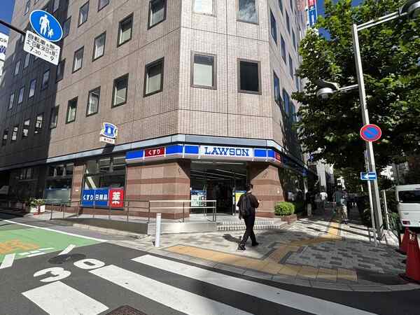 ローソン　新宿御苑駅前店／約50m