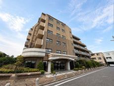 2001年2月築、大京分譲の「ライオンズ」シリーズ。東武伊勢崎線「五反野」駅徒歩7分の立地です。