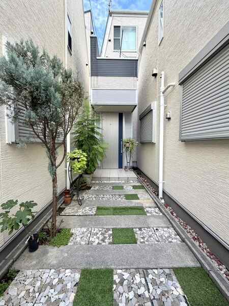 奥まった立地ならではのプライベート性を享受。緑に彩られたアプローチが住まう方を優雅に迎えます。
