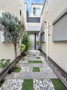 奥まった立地ならではのプライベート性を享受。緑に彩られたアプローチが住まう方を優雅に迎えます。
