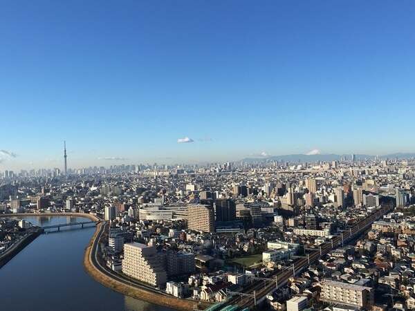 開放的なリバービュー住戸。晴れた日には都会的な街並みとともに、爽やかな青空と遠くの山々まで望めます。