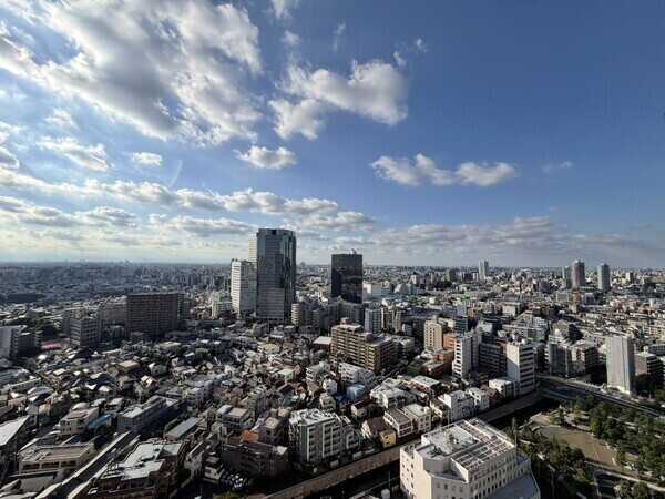 北西側バルコニーからの眺望。27階部分につき開放的な景色が楽しめます。