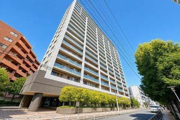 2001年12月築。地上18階地下1階建、総戸数167戸のマンションです。ペット飼育可(細則有り)。