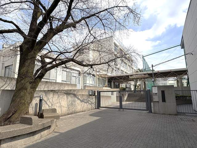 新宿区立落合第二中学校 380m 写真撮影日：2026-04-30