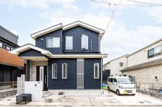 2021年10月築。落ち着いた住環境が魅力の第一種低層住居専用地域内。駐車2台可(車種による)。
