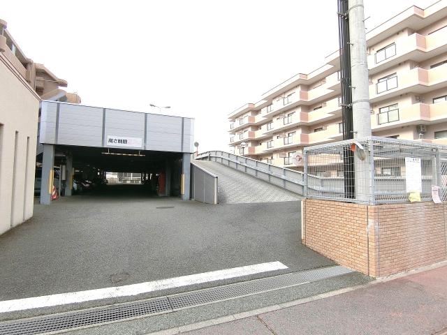 駐車場(共用設備)  写真撮影日：2025-12-20