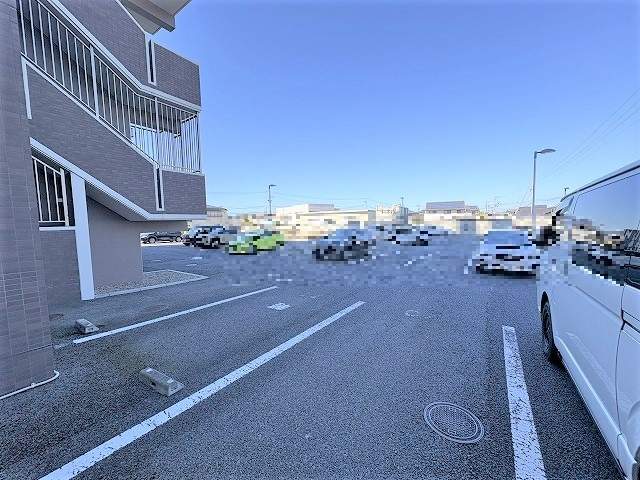 駐車場(共用設備)  写真撮影日：2026-10-01